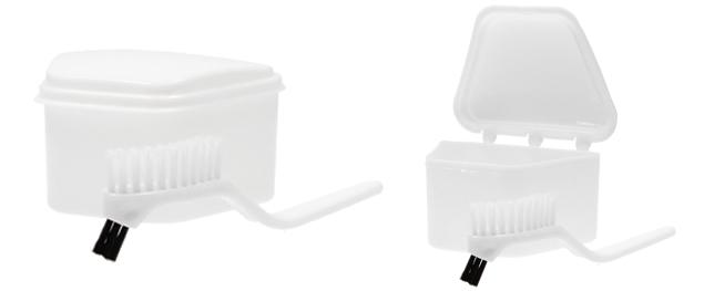 Box na zubní protézu s kartáčkem